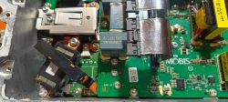 Zbliżenie na wnętrze modułu ICCU z widoczną elektroniką i złączami