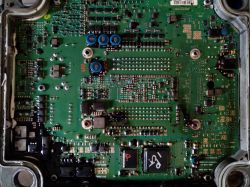 Zdjęcie płytki elektroniki ECU z ciężarówki Volvo z oznaczeniami i komponentami.