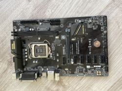 Płyta główna GIGABYTE GA-H110-D3A na podłodze, widok z góry
