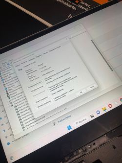 Ekran laptopa Lenovo z otwartym oknem właściwości sterownika I2C HID.
