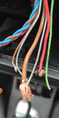 Jak podłączyć kable w radiu 7010b do VW Lupo 3l 2001?