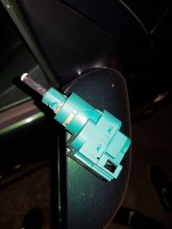 VW GOLF MK5 1.6 MPI - Ciągle świecące światła stopu