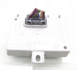 Moduł Johnson Controls z wtyczką wielopinową.