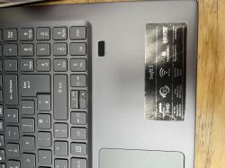 Uszkodzony klawisz strzałki w dół na klawiaturze laptopa Acer Swift 3
