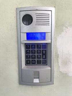 Jak podłączyć unifon Cyfral Smart-D do panela? Słabo słychać dzwonek, drzwi nie otwierają.