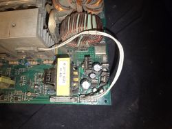 Płytka drukowana migomatu z elementami elektronicznymi.