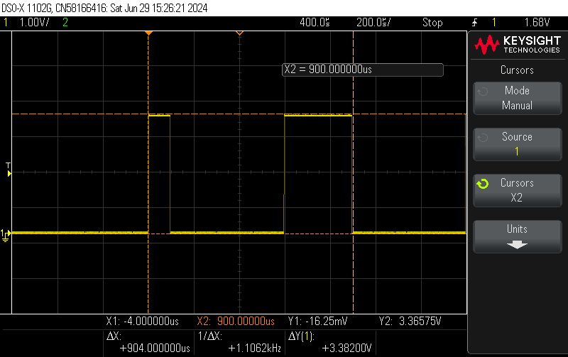 Oscilloscope Screenshot - 900 μs Signal Oscilloscope screenshot showing a waveform signal lasting 900 μs.