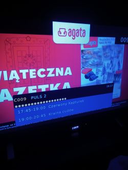 Ekran telewizora z reklamą sklepu Agata i programem TV Puls 2.