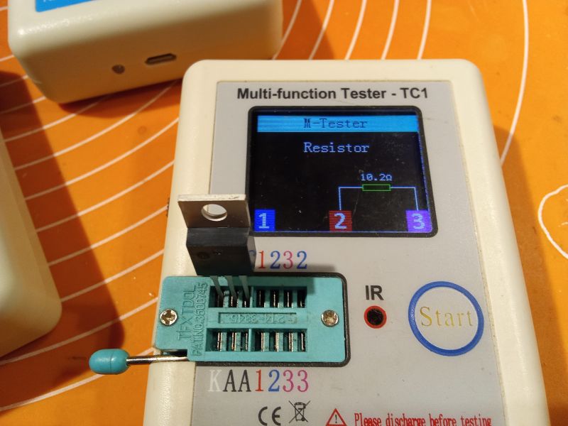 Tester wielofunkcyjny TC1 wyświetlający wynik pomiaru rezystora