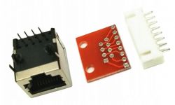 Zestaw składający się z gniazda RJ45, czerwonej płytki adaptera i białego złącza pinowego.