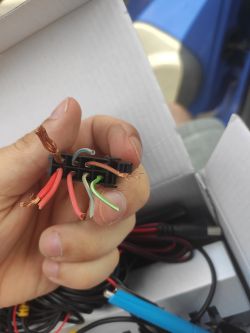 Jak podłączyć kable w radiu 7010b do VW Lupo 3l 2001?