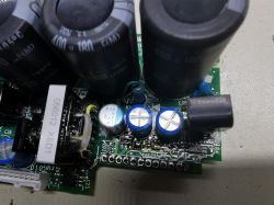 Naprawa falownika YASKAWA V1000: błąd u50, uu, wymiana modułu IPM, bocznika i elementów pasywnych