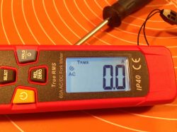 UNI-T UT256 Amperomierz widełkowy - krótki opis, wnętrze, zastosowanie.