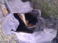 Peugeot 4007 - co to za część z olejem i kabelkami przy tylnej osi?