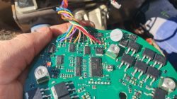 Płytka drukowana z widocznymi przewodami i elementami elektronicznymi.