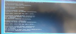 Ekran komputera pokazujący wyniki poleceń w wierszu polecenia związanych z naprawą bootloadera w Windows.