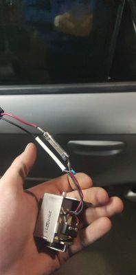 Opel Antara 2007r. - Poszukiwany bezpiecznik zwłoczny 3SB 4A 250V dla lampy bi-xenon z klapką