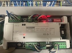 Jednostka centralna Fermax REF. 2405 z podłączonymi przewodami i aktywnymi diodami LED