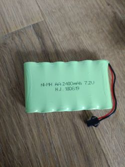 Zielony pakiet akumulatorów Ni-MH AA 2400mAh 7.2V z czarno-czerwonym przewodem i wtyczką