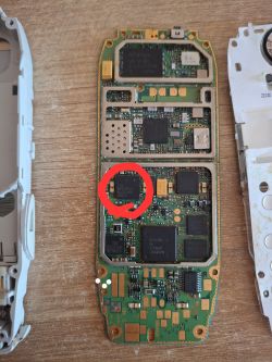 Płyta główna starego telefonu z zaznaczonym układem CCONT odpowiedzialnym za zasilanie i ładowanie.