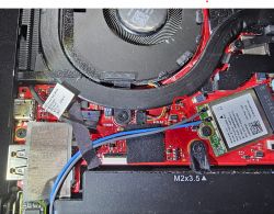 Wnętrze laptopa Asus X13 Flow GV301RE-LJ053W z widoczną płytą główną i wiatrakiem.
