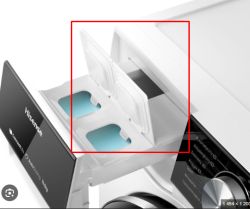 Szuflada pralki Hisense z uniesioną klapką wewnętrzną utrudniającą wysuwanie
