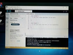 Ekran programu Arduino IDE z widocznymi ustawieniami i kodem przykładowym.