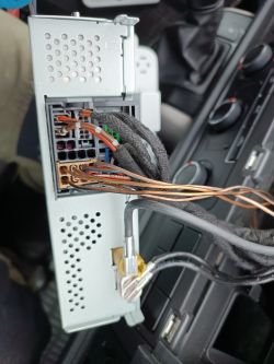 Podłączenie kamery cofania do VW T6 Transporter bez wyjścia wideo w radiu - możliwości?