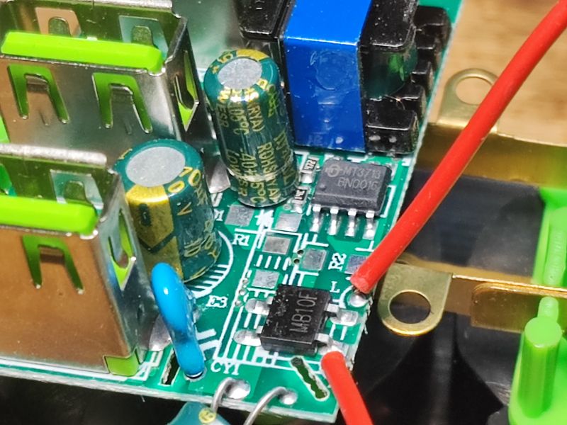 Przedłużacz/listwa 2m 4 gniazda i 3 USB za 35 zł o tajemniczej wydajności prądowej