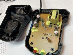 Wnętrze otwartej ładowarki Parkside z widocznymi komponentami elektronicznymi.
