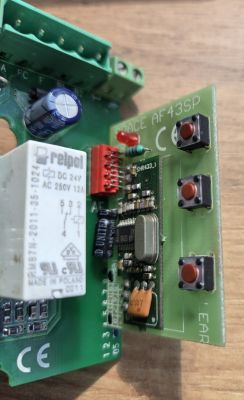 Płytka elektroniczna z przekaźnikiem, przyciskami i złączami śrubowymi