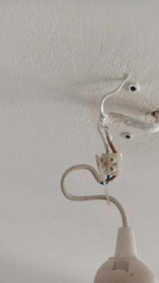 Połączenie elektryczne z przewodami w suficie i szybkozłączką.