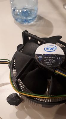 Jak podłączyć wentylator Intel DTC-AAL03 z 4 przewodami do zasilania 12V?