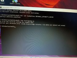 Zdjęcie ekranu laptopa z otwartym wierszem poleceń Windows, pokazującym komunikat błędu przy próbie włączenia trybu testowego.
