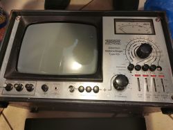 Stary miernik sygnału antenowego KWSElectronic Typ 155 z ekranem CRT i pokrętłami sterującymi.