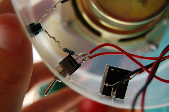 Głośnik do iPod-a. Wykonany w oparciu o stary głośnik do PC i tubę na CD.