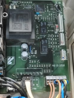 Płytka drukowana z różnymi komponentami elektronicznymi i okablowaniem.
