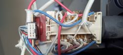 Pokrętła mechaniczne i panel z okablowaniem oraz wyświetlaczem