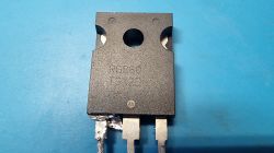 Uszkodzony element elektroniczny transistora RG680 TSK25 na niebieskim tle.