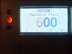 Wyświetlacz falownika Fronius z ustawionym napięciem stałym 600V