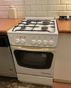 Kuchenka gazowa Mastercook Wrozamet z widocznymi pokrętłami oraz piekarnikiem.