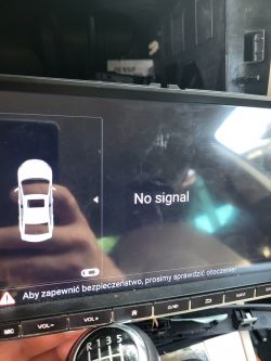 Ekran radia samochodowego z komunikatem No signal.