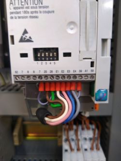 Przerywana praca falownika Lenze 8200 Vector - brak reakcji silnika, mrugająca dioda LED