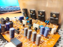 Płytka drukowana układu audio z elementami elektronicznymi i radiatorami