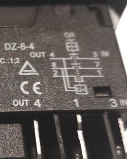 Zbliżenie na styki rozłączne z oznaczeniami elektrycznymi.