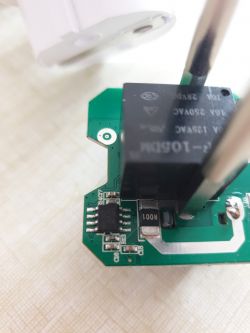 Close-up of a circuit board inside the Meetoo Smartplug 16A smart plug with BK7231N module and electronic components.