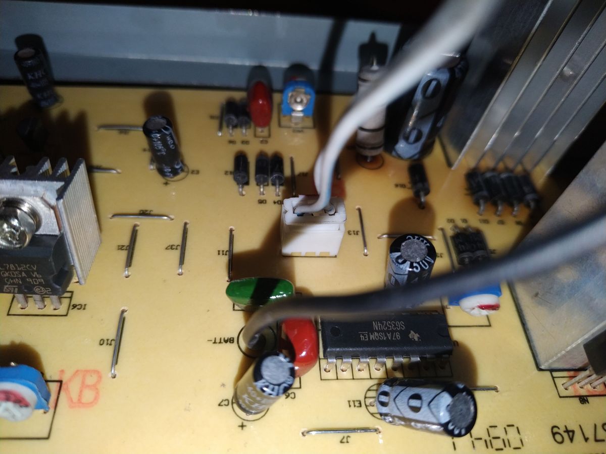 UPS Digitus 170012 1500VA - Nie ładuje akumulatorów