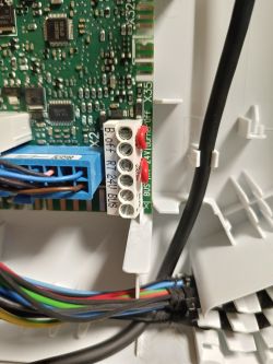 Zbliżenie na płytę główną pieca Vaillant z widocznymi złączami elektrycznymi.