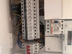 Skrzynka z bezpiecznikami i przewodami elektrycznymi.