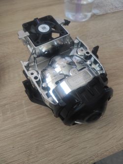 Soczewka reflektora LED z samochodu Mini (BMW) na stole.